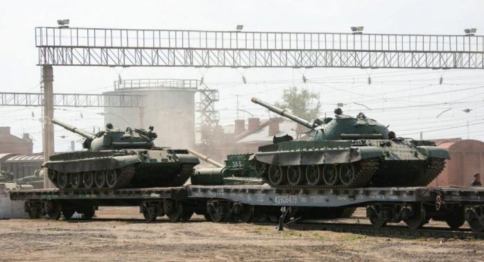 Ешелон зі білоруськими танками та вантажівками. Фото: railinsider.com.ua