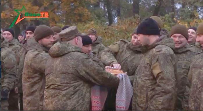 Первые эшелоны солдат рф прибыли в беларусь — их встречали хлебом-солью (ВИДЕО)