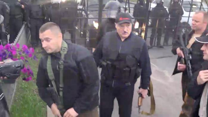 лукашенко вооружил часть спасателей МЧС - "чтобы защищать отечество"