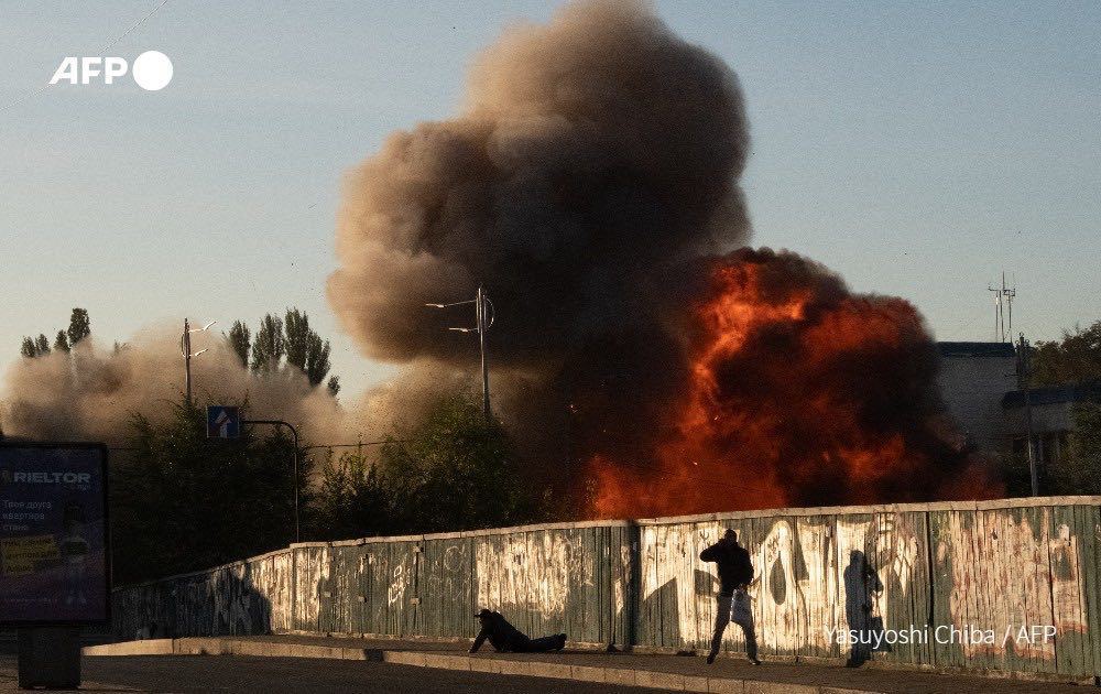 Іранські дрони у небі над Києвом збивали навіть зі стрілецької зброї, фото - AFP