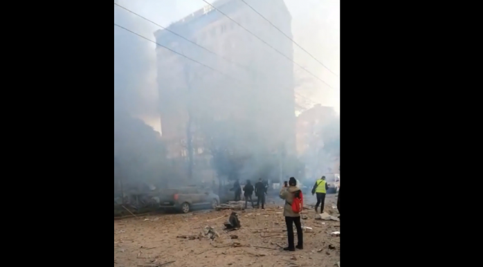 Зеленский опубликовал видео с места попадания дрона-камикадзе в жилой дом в Киеве