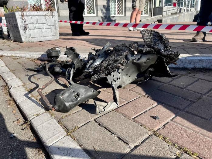  Сбитый российский дрон "Шахед" в центре Киева