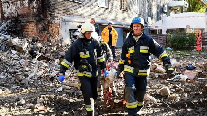 Три человека погибли в результате утреннего обстрела Киева ракетами. Фото: ГСЧС