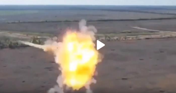 Повітряний бій українського і російського дронів потрапив на відео