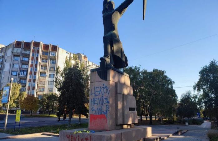 В Николаеве взорвали скандальный памятник «чекистам» 