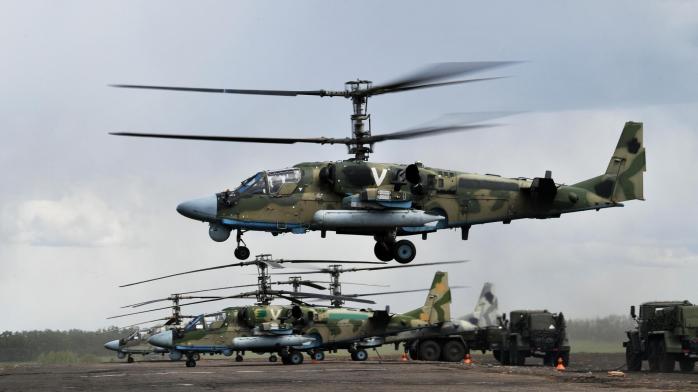 Два российских ударных вертолета Ка-52 "отрицательно приземлились" на Херсонщине