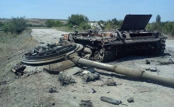 Батальон «Стугна» показал наведение и попадание украинского дрона-камикадзе в российский блиндаж