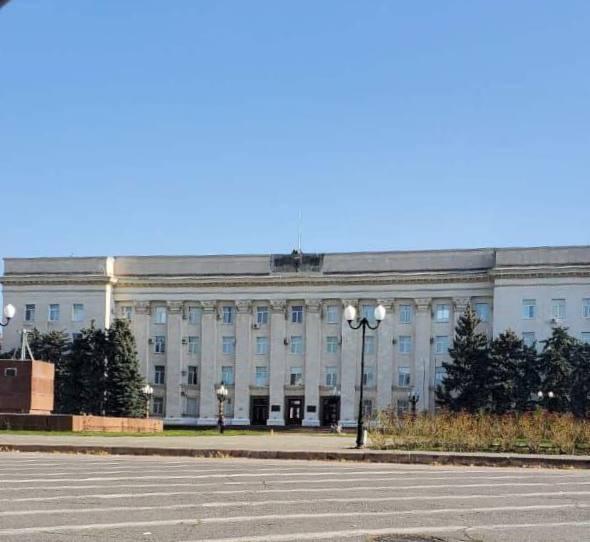 Російські ганчірки зникли з адмінбудівель на Херсонщині