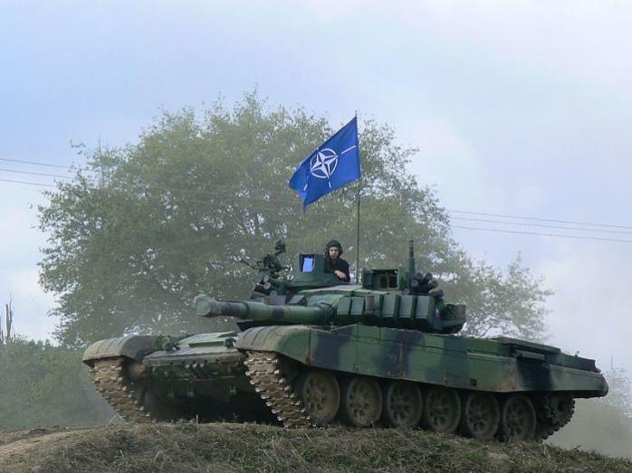 ВСУ получат 45 танков Т-72 и 250 бронетранспортеров M1117 — Пентагон
