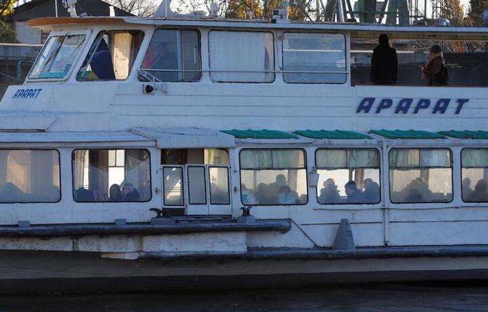 Люди сідають на пором під час переміщення мирного населення з Херсонського річкового порту на лівий берег Дніпра, углиб окупованої Росією території, у Херсоні, Україна, 31 жовтня 2022 року. Фото: Reut