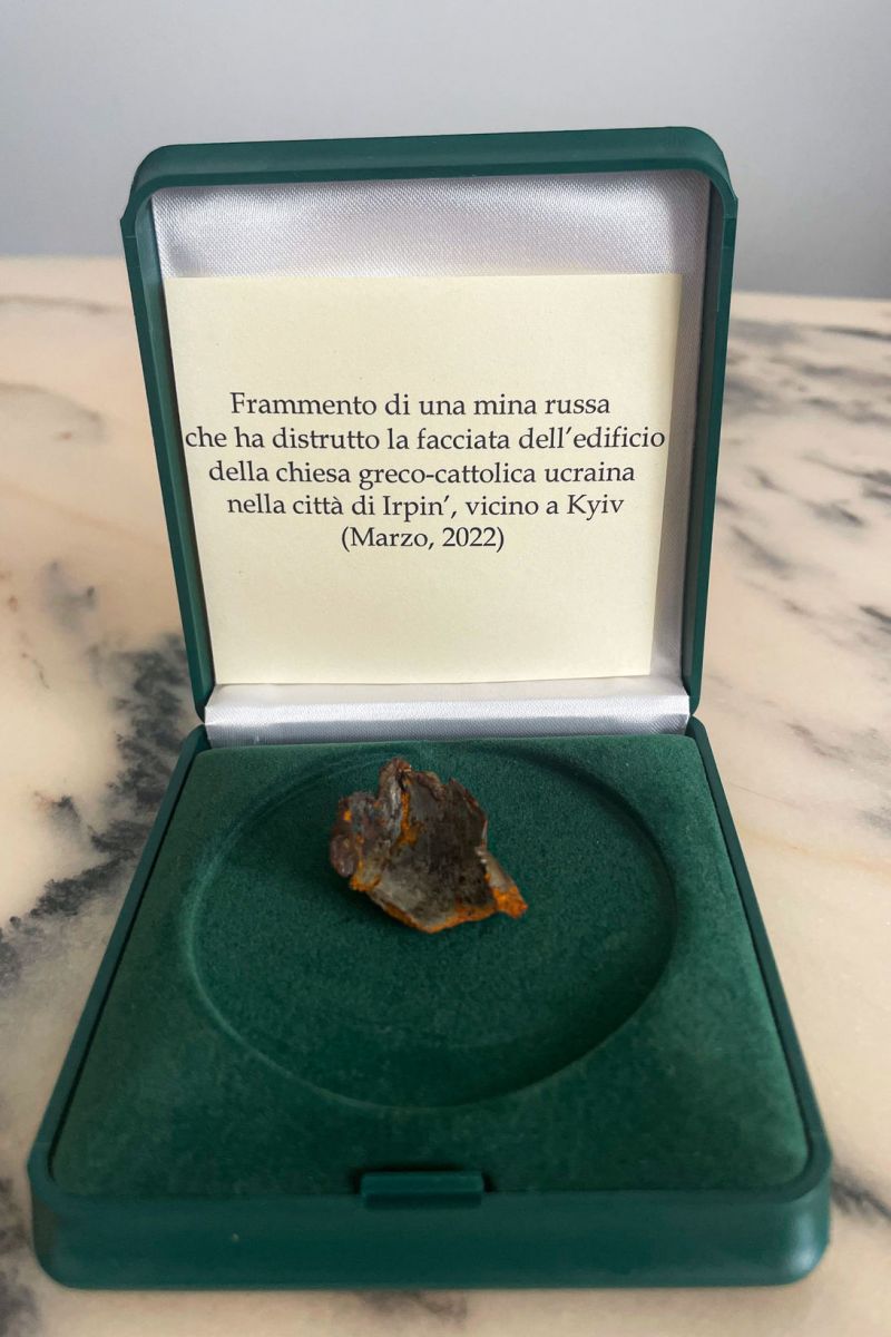 Глава УГКЦ подарував Папі Римькому осколок міни, якою росіяни обстріляли храм в Ірпені