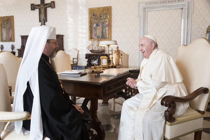 Глава УГКЦ подарил Папе Франциску осколок мины, которой россияне обстреляли храм в Ирпене