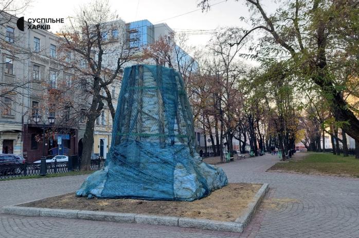 Як демонтували погруддя Пушкіна у Харкові — фото міськради