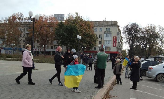 Херсонцы сходятся с флагами Украины встречать ВСУ