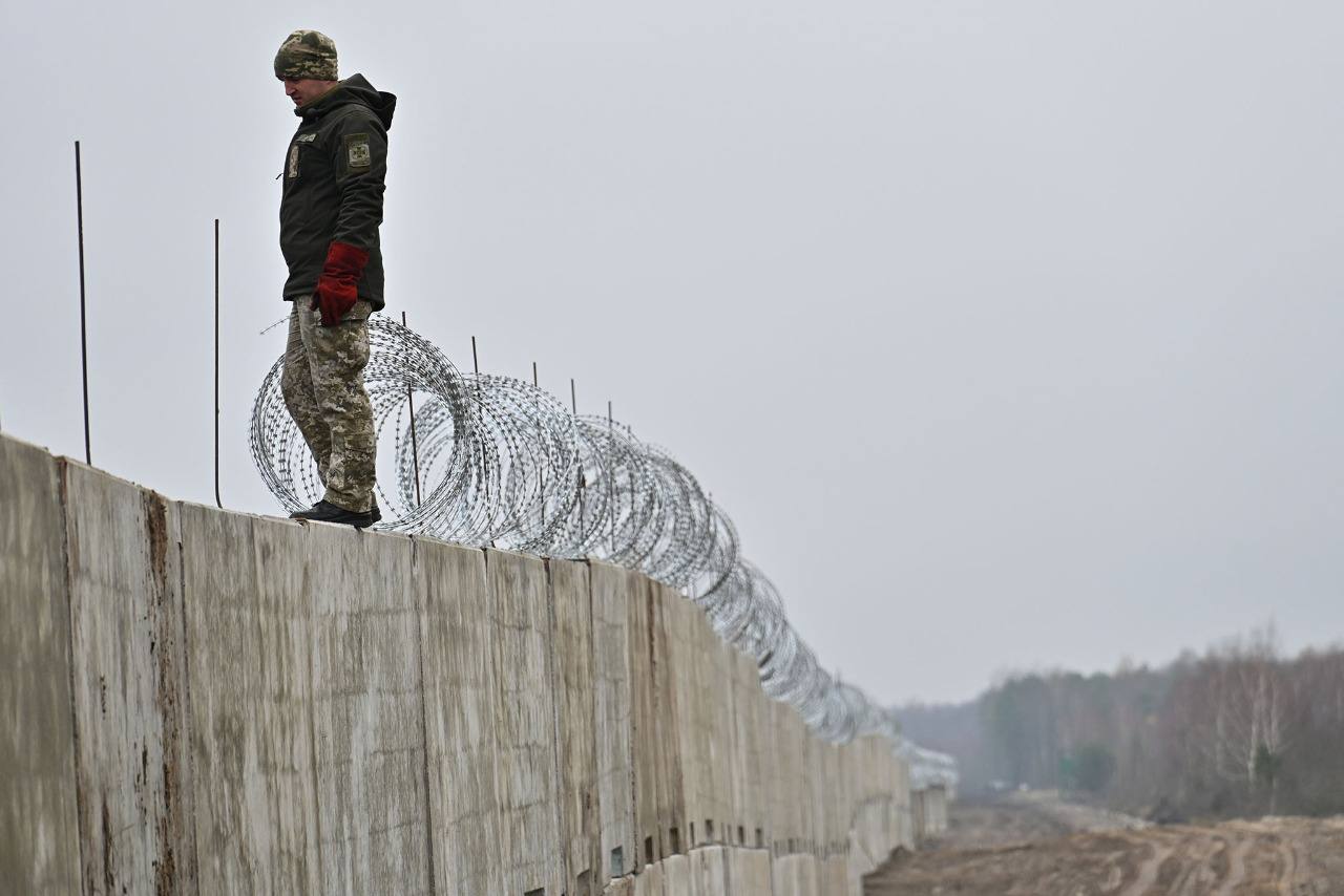 Офіс президента показав, як будують стіну на кордоні з білоруссю