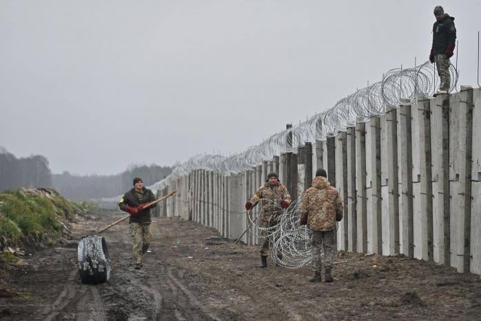 Ров, насыпь и забор — Офис президента показал, как строят стену на границе с беларусью 