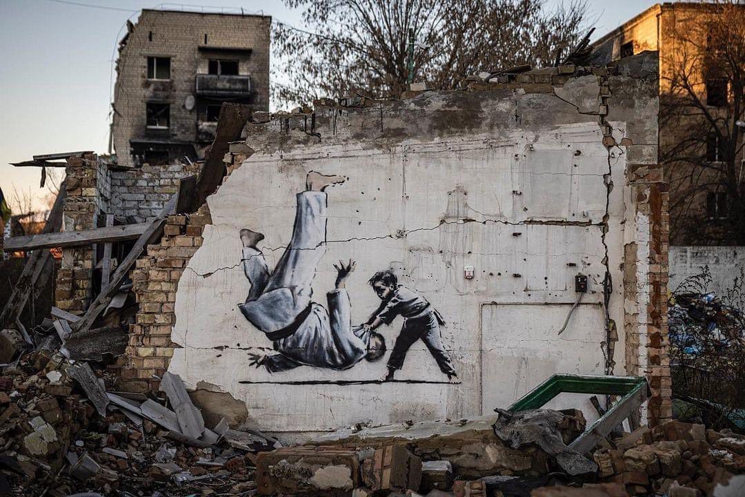  На руинах Бородянки заметили граффити, похожее на работу Бенкси