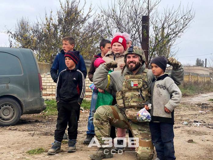 Дети встречают военных в Херсонской области, убирая рашистскую символику