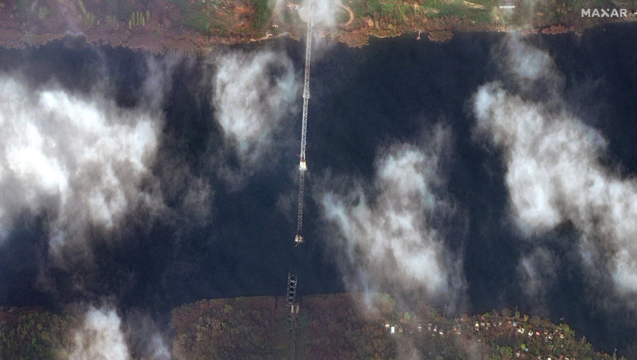 MAXAR показала супутникові фото мостів, які підірвали росіяни під час відступу