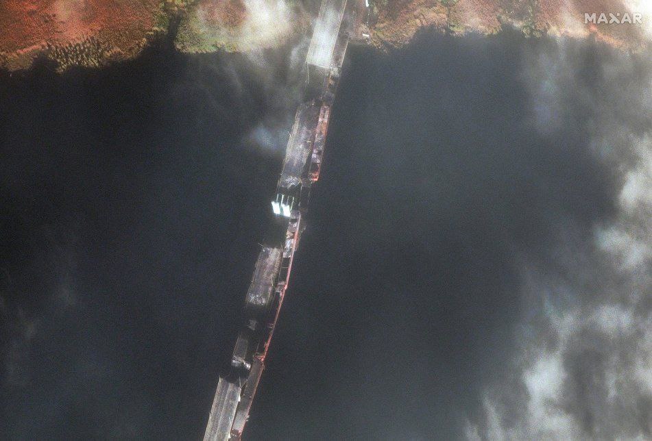 MAXAR показала супутникові фото мостів, які підірвали росіяни під час відступу