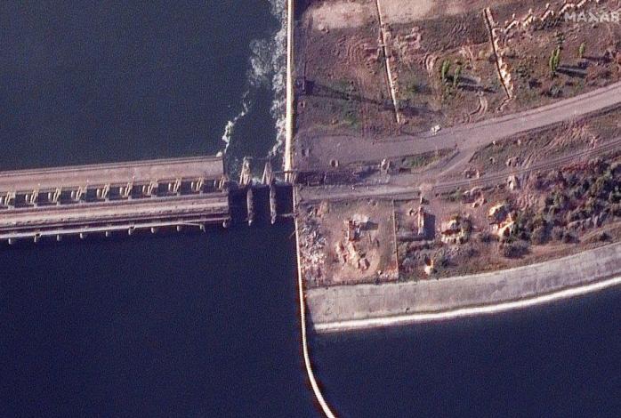  MAXAR показала спутниковые фото мостов, которые взорвали россияне во время отступления