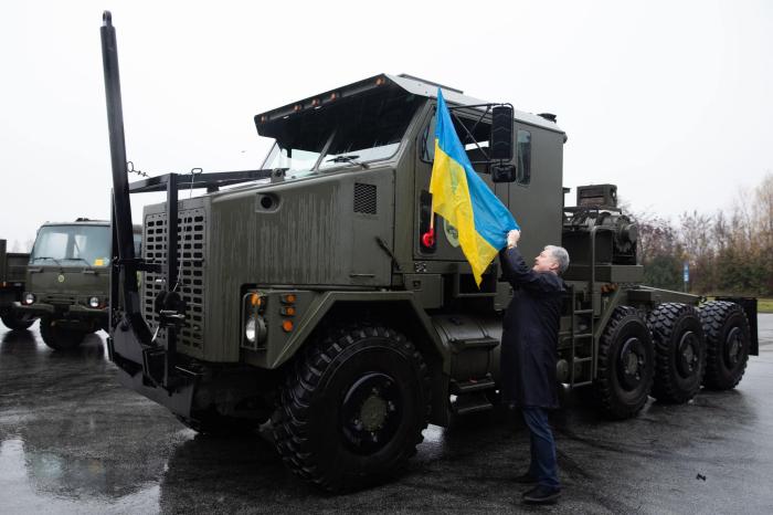 У ЗСУ з’явиться тягач артилерії Oshkosh, фото: Петро Порошенко