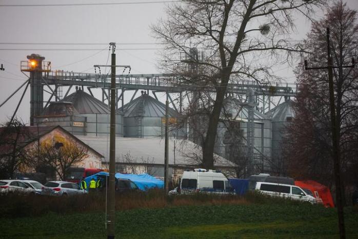 Автомобили польских спецслужб у зернохранилища в Пшеводуве, где произошел взрыв, 16 ноября 2022 года. Фото: Reuters