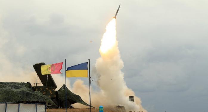 Ракетна атака рф - над Києвом збили ракети, є влучання по Дніпру та Одещині