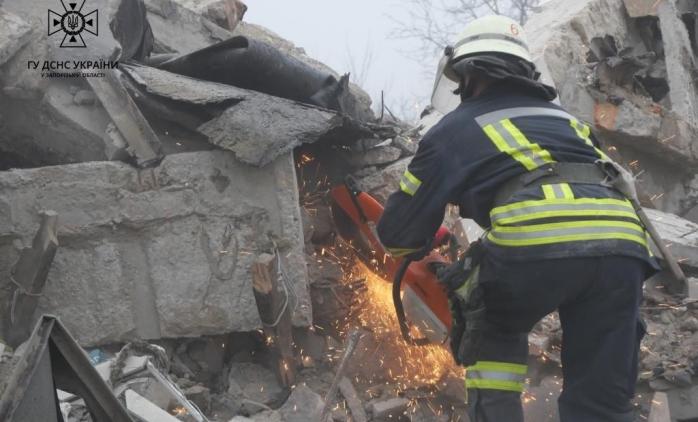 Ракетный удар рф - Из-под завалов дома в Запорожье достали семь тел