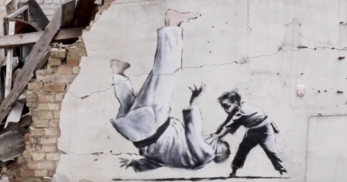 Бенксі показав емоційне відео створення графіті про війну в Україні