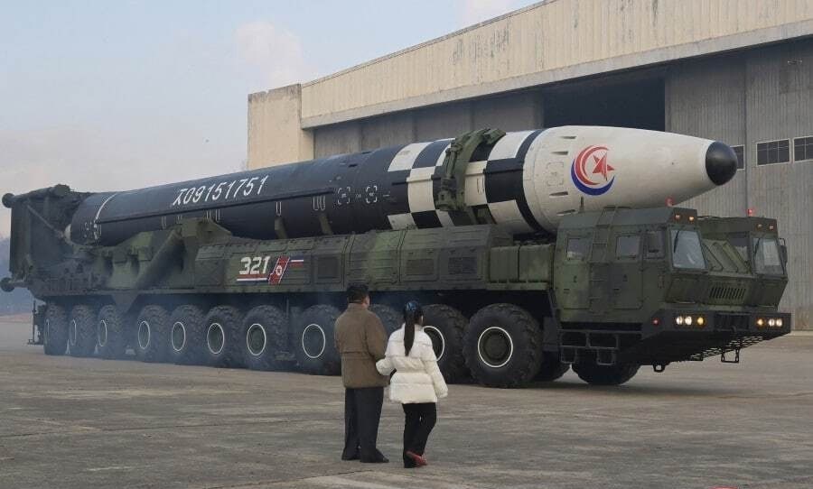 Кім Чен Ин прийшов на запуск балістичної ракети з донькою та дружиною