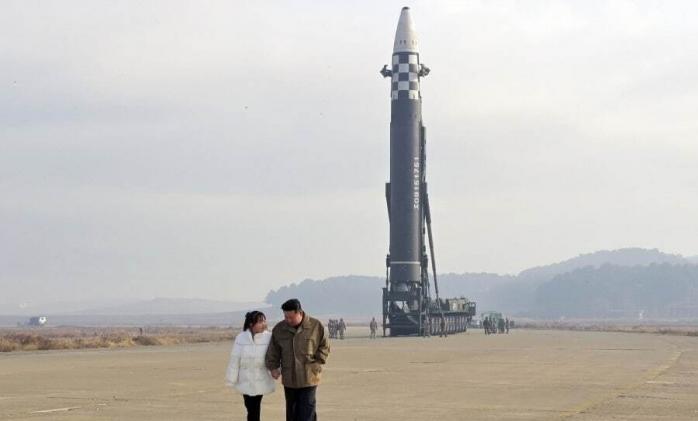 Ким Чен Ын пришел на запуск баллистической ракеты с дочерью и женой