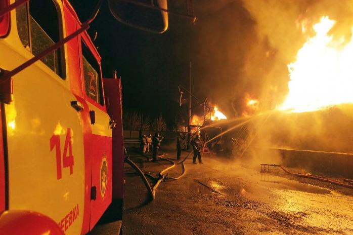 Нефтебаза боевиков загорелась в Макеевке. Фото: «мчс днр»