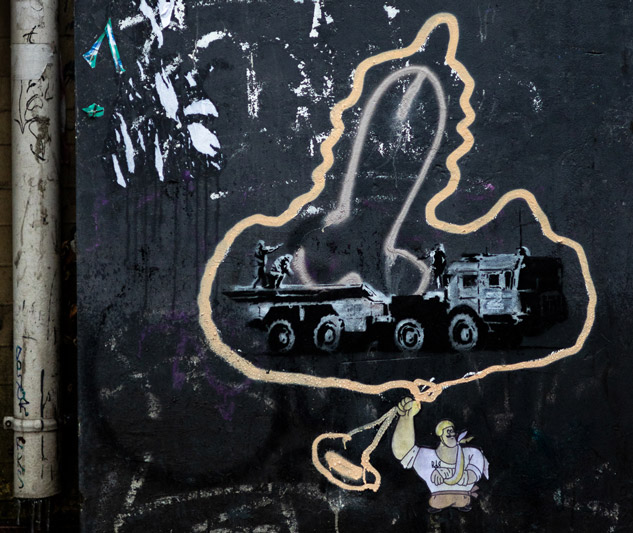 До графіті Бенксі у Києві домалювали козака з презервативом