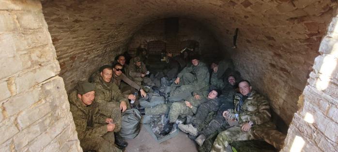 "Чмобики", отказавшиеся воевать в Украине, пожаловались на незаконное лишение свободы в подвале