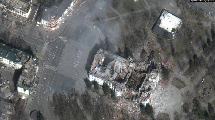 Россияне снова взялись за руины Драмтеатра Мариуполя — убирают тела погибших