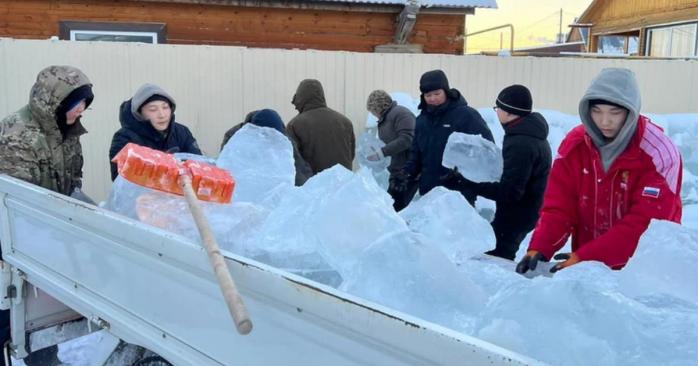 Заготовка льда для родственников мобилизованных россиян, фото: российские СМИ