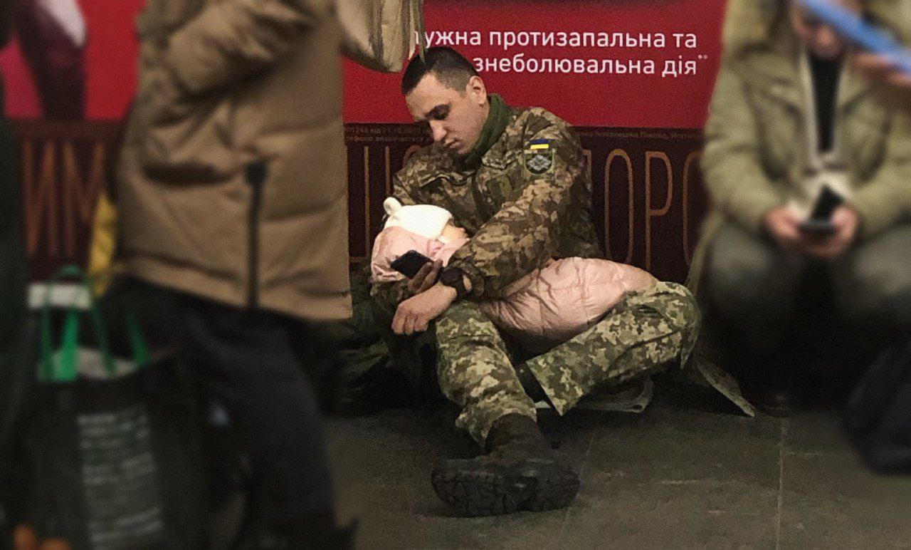 Київ, метро Лук'янівська. Тато з донею під час повітряної тривоги, фото - Грунт