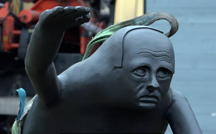 Статую маршала Конева в Праге заменили гоблином с лицом путина 
