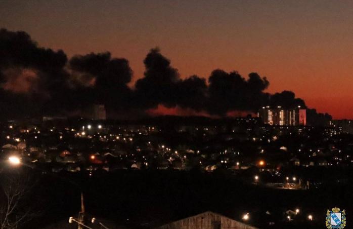 У военного аэродрома Курска вспыхнул большой пожар 