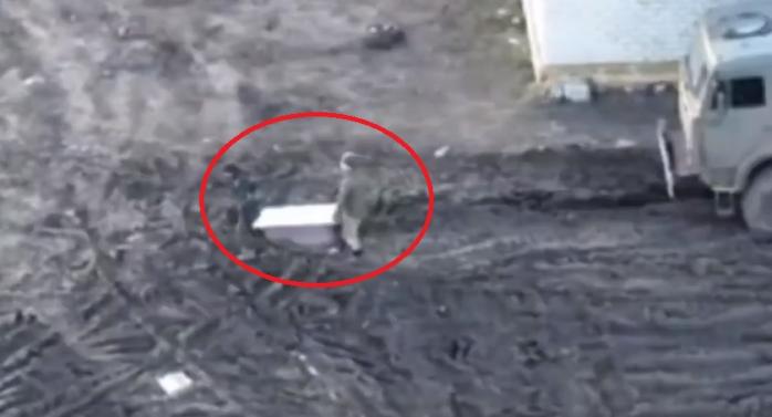Крадіжку ванни російськими солдатами зняв дрон