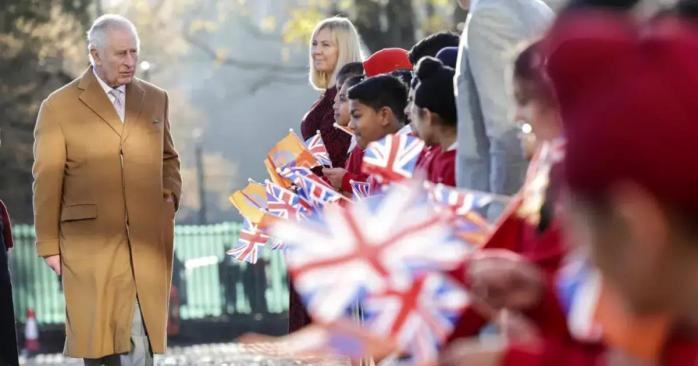 Король Британії Чарльз III у Лутоні, фото: Associated Press