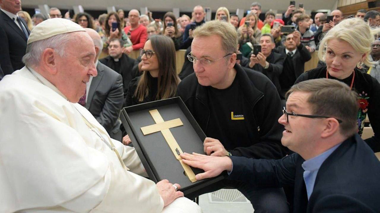 Папі Римському подарували хрест із фрагментом ракети, яку дістали з тіла пораненої дівчинки