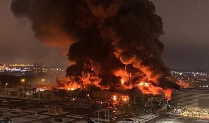 В росії спалахнули дві гігантські пожежі — горять ТЦ і завод