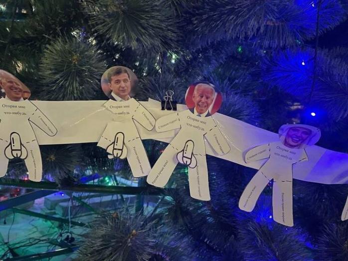На новогоднюю елку в центре Твери повесили гирлянду с «врагами россии» 