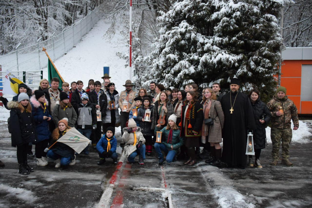 Вифлеємський вогонь миру прибув в Україну. Фото: ДПСУ