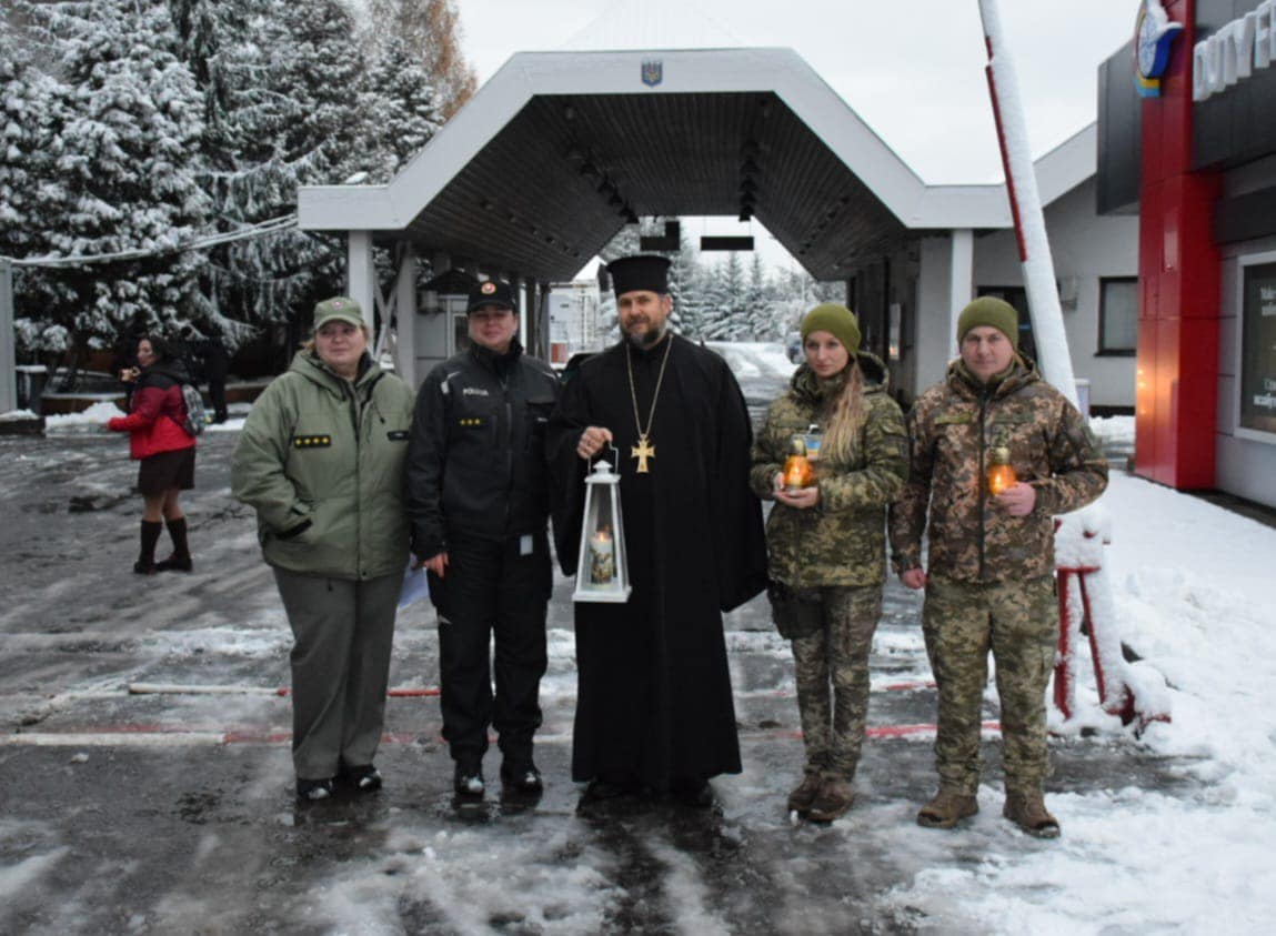 Вифлеємський вогонь миру прибув в Україну. Фото: ДПСУ