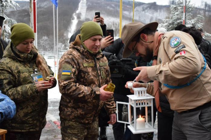 Вифлеємський вогонь миру прибув в Україну. Фото: ДПСУ