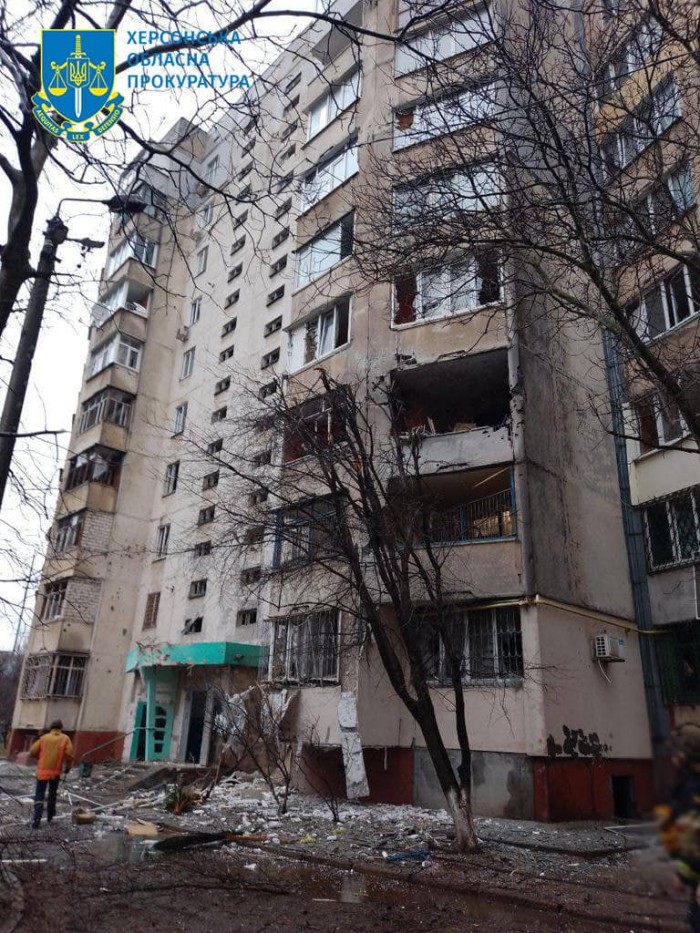 Наслідки російського обстрілу, фото: Херсонська обласна прокуратура
