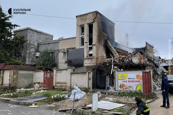 Російські військові обстріляли один з житлових районів Херсона